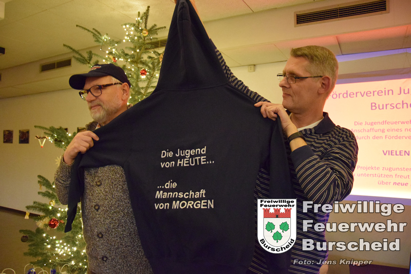 Frderverein-Vorsitzender Thomas Oellrich prsentiert den neuen Hoodie hinten